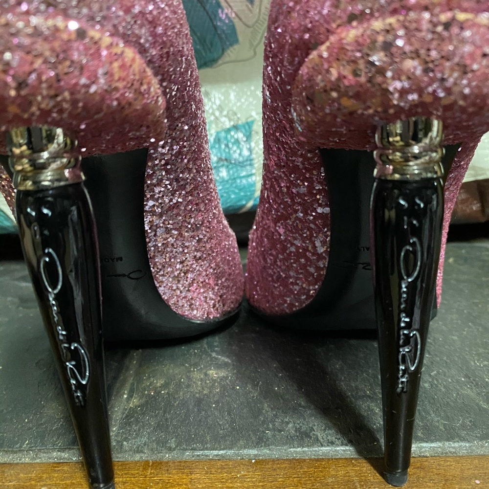 Authentic Spring 2018 Oscar de la Renta pumps Small for me. I am all true size 9 - Picture 6 of 7